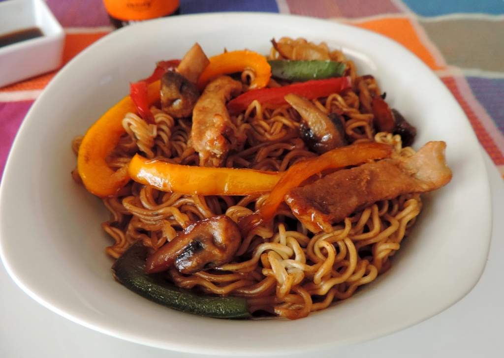 Fideo Frito con Cerdo y Verduras