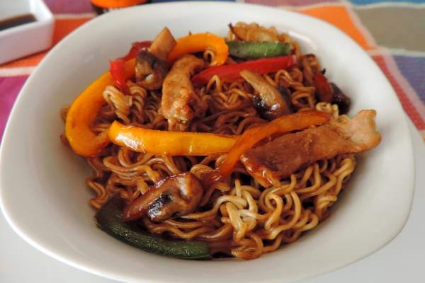 Fideo Frito con Cerdo y Verduras