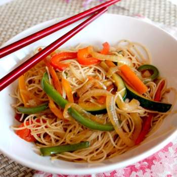 Fideos con pollo y verduras