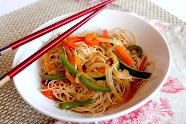 Fideos con pollo y verduras